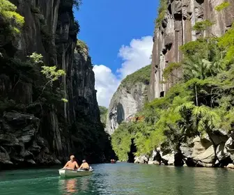 Explore o Impressionante Cânion do Xingó em um Passeio de Catamarã
